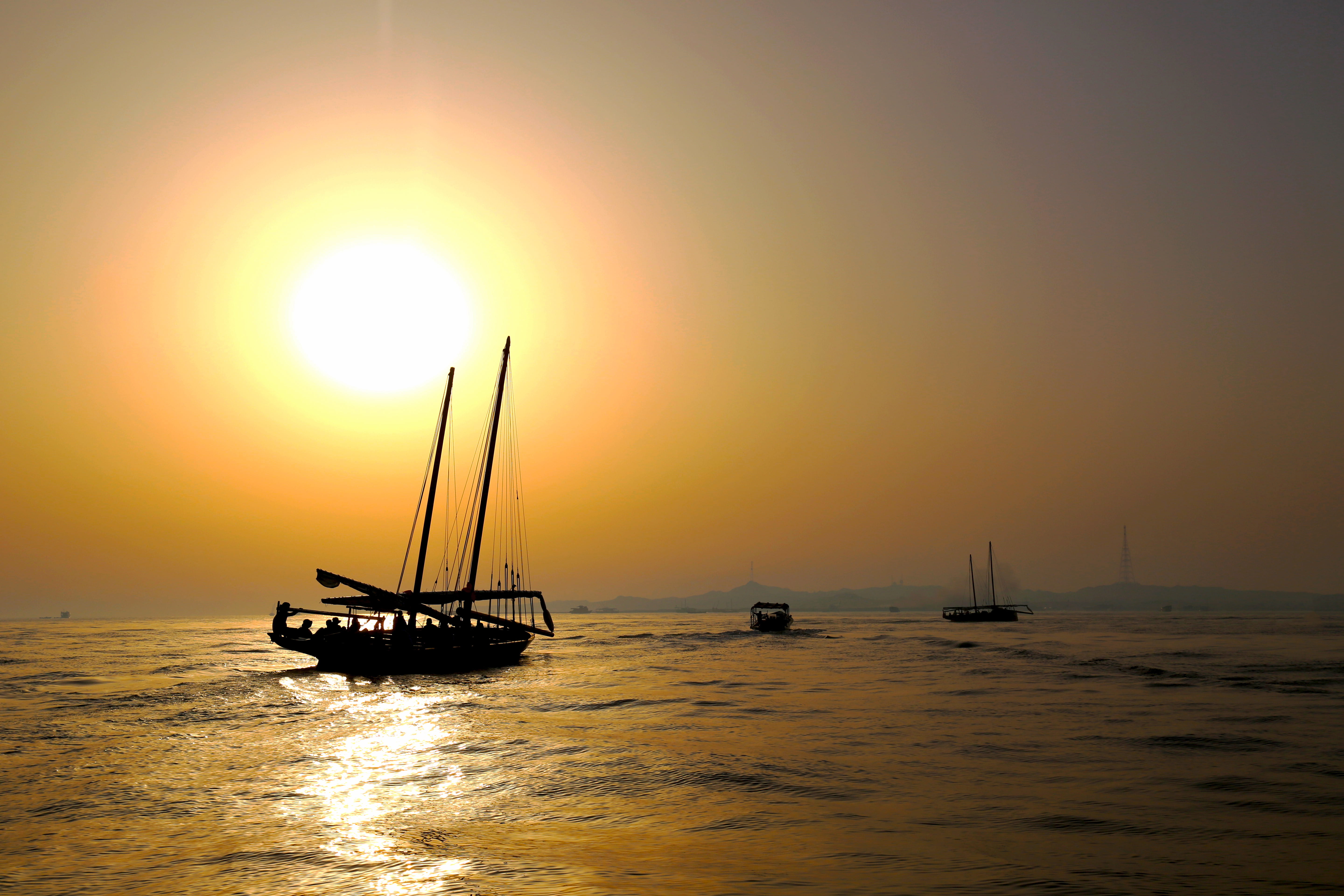 在一年一度的 Al Gaffal 帆船赛上，独栀帆船在海面上激烈竞逐。