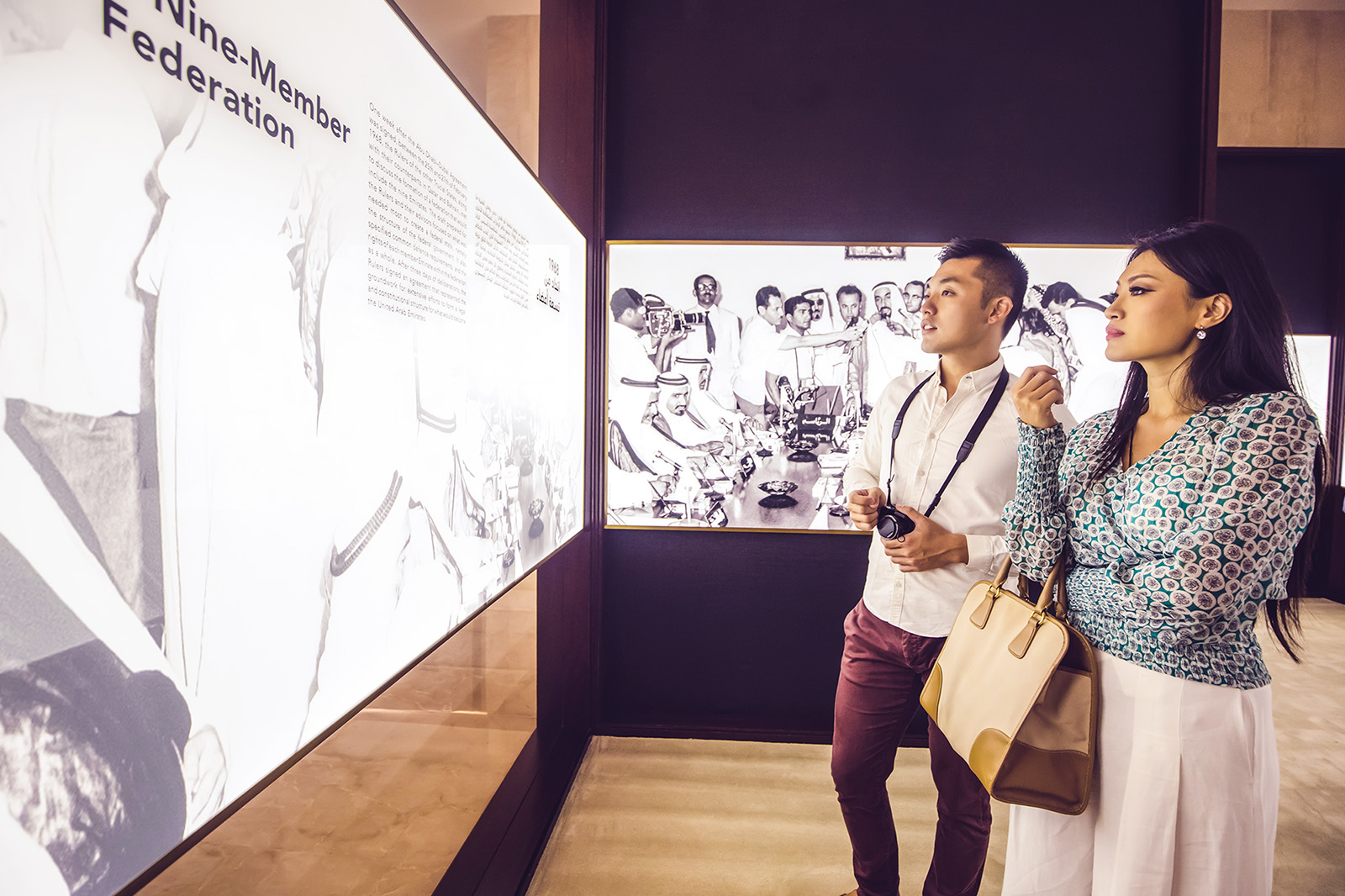 游客正在参观阿提哈德博物馆的展览